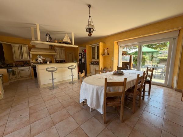 Corps de ferme avec maison rénovée, gîte et nombreuses dépendances sur près de 3 hectares LA HAYE DU PUITS (50)