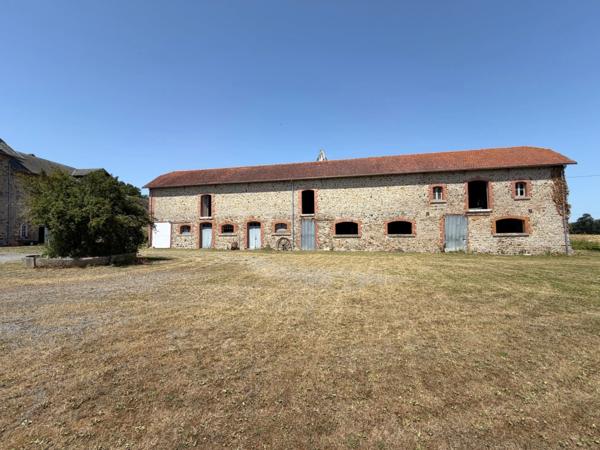 Corps de ferme avec maison rénovée, gîte et nombreuses dépendances sur près de 3 hectares LA HAYE DU PUITS (50)