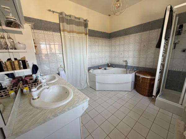 Corps de ferme avec maison rénovée, gîte et nombreuses dépendances sur près de 3 hectares LA HAYE DU PUITS (50)