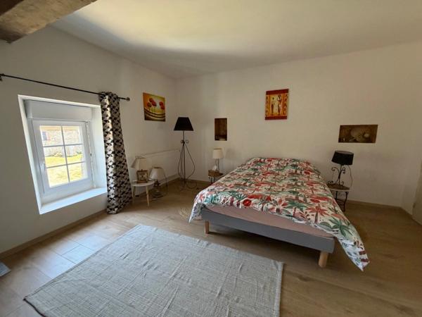 Corps de ferme avec maison rénovée, gîte et nombreuses dépendances sur près de 3 hectares LA HAYE DU PUITS (50)