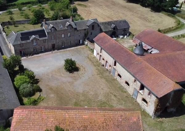 Corps de ferme avec maison rénovée, gîte et nombreuses dépendances sur près de 3 hectares LA HAYE DU PUITS (50)