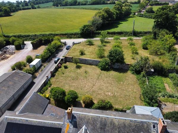 Corps de ferme avec maison rénovée, gîte et nombreuses dépendances sur près de 3 hectares LA HAYE DU PUITS (50)
