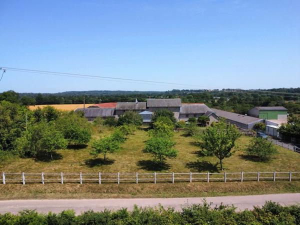 Corps de ferme avec maison rénovée, gîte et nombreuses dépendances sur près de 3 hectares LA HAYE DU PUITS (50)