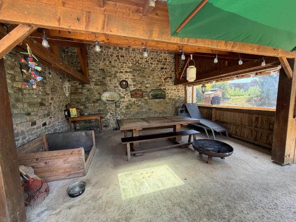 Corps de ferme avec maison rénovée, gîte et nombreuses dépendances sur près de 3 hectares LA HAYE DU PUITS (50)