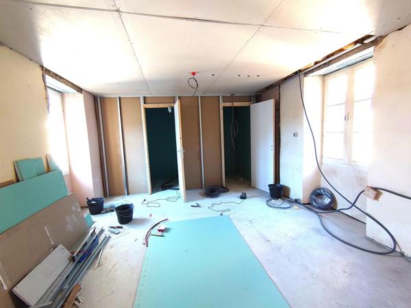 PETITE MAISON DE BOURG A TERMINER DE RENOVER