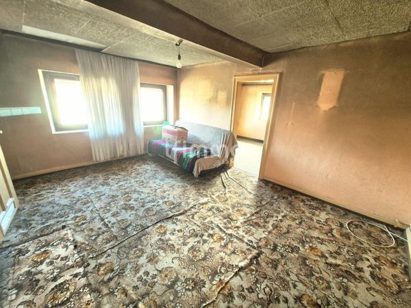Maison à rénover de 109.79 m2 habitables à Baerenthal.