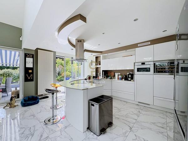 Superbe maison semi plain pied entièrement rénovée 4 suites, piscine et superbe jardin