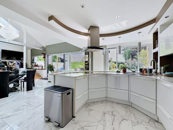 Superbe maison semi plain pied entièrement rénovée 4 suites, piscine et superbe jardin