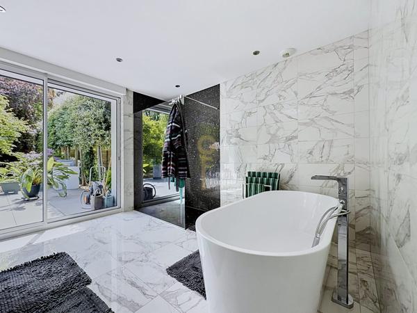 Superbe maison semi plain pied entièrement rénovée 4 suites, piscine et superbe jardin