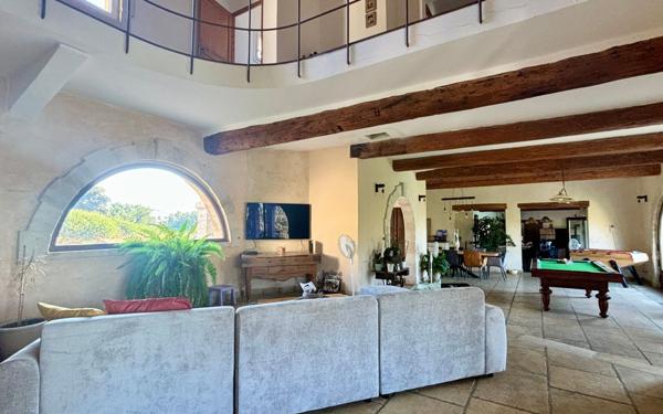 Maison à vendre    7 pièces •  Poussan