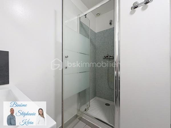 Situé en plein centre de la commune de Gigean, on vous présente à la vente en exclusivité cet appartement!
Il bénéficie d’un emplacement idéal : commerces, écoles et commodités accessibles à pied.

Au premier étage d’une maison de village, il dispose d’une entrée totalement indépendante, offrant confort et intimité.

Vous découvrirez une agréable pièce de vie lumineuse avec cuisine ouverte sur le salon/séjour, prolongée par un petit balcon (environ 1m2).
Le coin nuit se compose d’une chambre ainsi que d’une salle d’eau avec WC.

Un véritable atout : une exposition sur une petite place au calme, idéale pour profiter d’un environnement paisible en plein centre.

Les + :
Emplacement central
Accès indépendant
Aucun charge de copropriété (seulement 2 lots avec entrées indépendantes)

Idéal pour un premier achat, un pied-à-terre ou un investissement locatif.

1ère et 6ème  PHOTOS EN AMENAGEMENT VIRTUEL 

À visiter sans tarder !