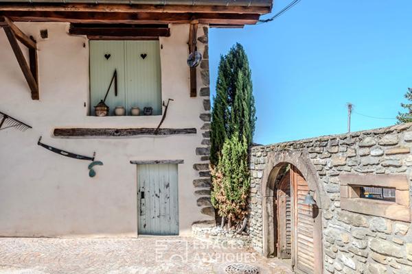 Château XIIème siècle avec dépendances et piscine aux portes de Genève