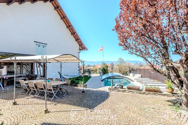 Château XIIème siècle avec dépendances et piscine aux portes de Genève
