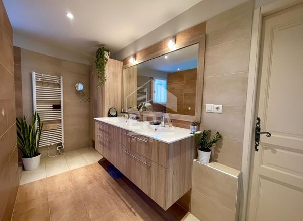 Superbe maison familiale avec pièce de vie cathédrale et piscine