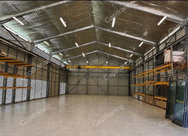 Magnifique HANGAR  de 500 m2 plus annexes avec parking béton à SOULA