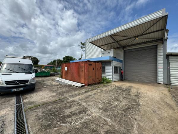 Magnifique HANGAR  de 500 m2 plus annexes avec parking béton à SOULA