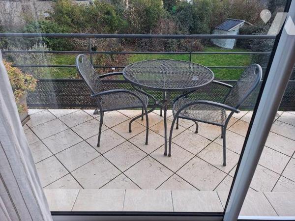 CENTRE VILLE - TERRASSE AVEC VUE DÉGAGÉE - Un appartement comprenant : entrée avec placard, W.C...