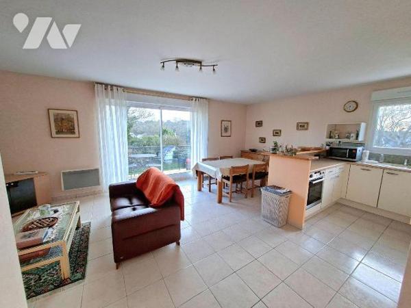 CENTRE VILLE - TERRASSE AVEC VUE DÉGAGÉE - Un appartement comprenant : entrée avec placard, W.C...