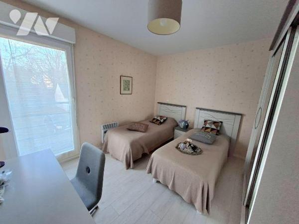 CENTRE VILLE - TERRASSE AVEC VUE DÉGAGÉE - Un appartement comprenant : entrée avec placard, W.C...