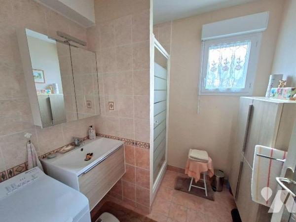 CENTRE VILLE - TERRASSE AVEC VUE DÉGAGÉE - Un appartement comprenant : entrée avec placard, W.C...