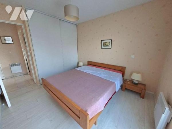 CENTRE VILLE - TERRASSE AVEC VUE DÉGAGÉE - Un appartement comprenant : entrée avec placard, W.C...