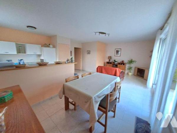 CENTRE VILLE - TERRASSE AVEC VUE DÉGAGÉE - Un appartement comprenant : entrée avec placard, W.C...