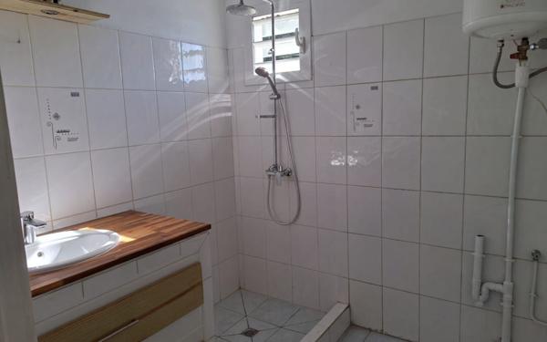 Appartement à louer    3 pièces •  Les Abymes