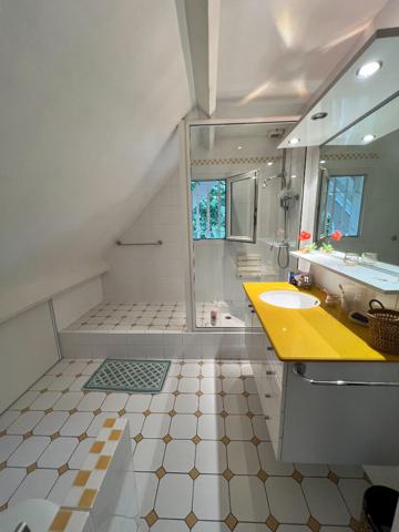 HAUT DE LESCAR - Maison 6 pièce(s) 150 m2 avec piscine garage carport terrain 1282m²