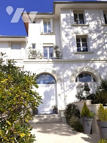 Au coeur du Parc de Vallières, à 200 m de la plage, dans immeuble de qualité, appartement de charme
