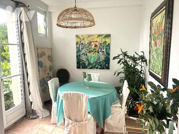 Au coeur du Parc de Vallières, à 200 m de la plage, dans immeuble de qualité, appartement de charme