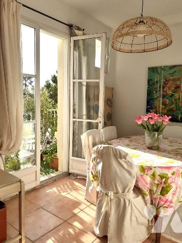 Au coeur du Parc de Vallières, à 200 m de la plage, dans immeuble de qualité, appartement de charme