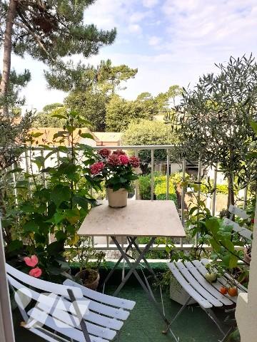 Au coeur du Parc de Vallières, à 200 m de la plage, dans immeuble de qualité, appartement de charme