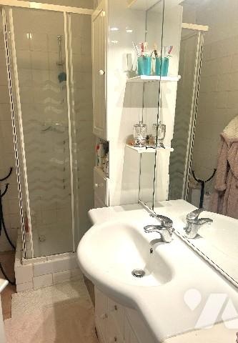 Au coeur du Parc de Vallières, à 200 m de la plage, dans immeuble de qualité, appartement de charme