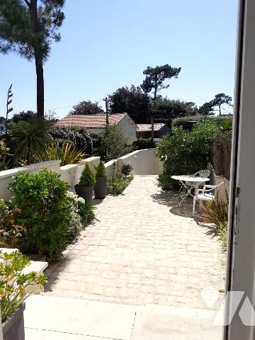 Au coeur du Parc de Vallières, à 200 m de la plage, dans immeuble de qualité, appartement de charme