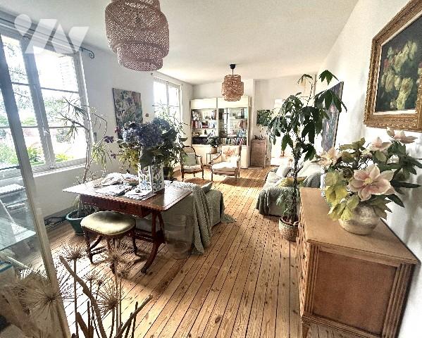 Au coeur du Parc de Vallières, à 200 m de la plage, dans immeuble de qualité, appartement de charme