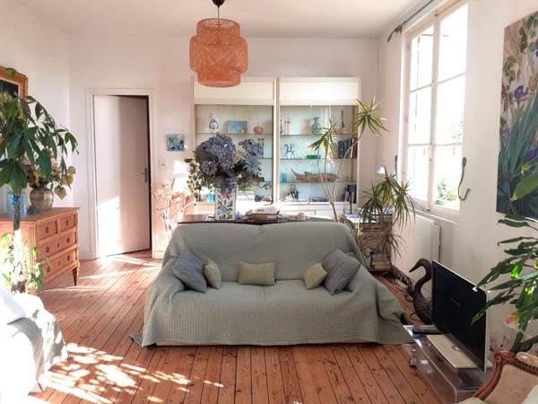 Au coeur du Parc de Vallières, à 200 m de la plage, dans immeuble de qualité, appartement de charme