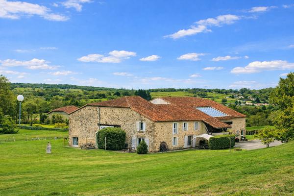 Domaine d'exception au coeur de la campagne, 40 couchages, maison de 8 chambres, piscine chauffée, mini-ferme,