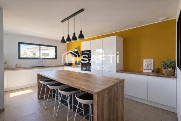 À Palaja, villa contemporaine de plain-pied (2020) au calme, proche Carcassonne, offrant confort moderne, belle luminosité et jardin facile d’entretien.