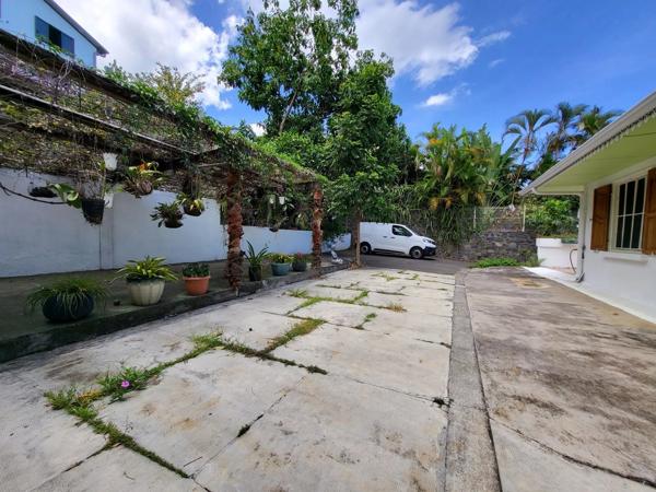 À VENDRE – GRANDE VILLA VUE OCÉAN À LA POSSESSION