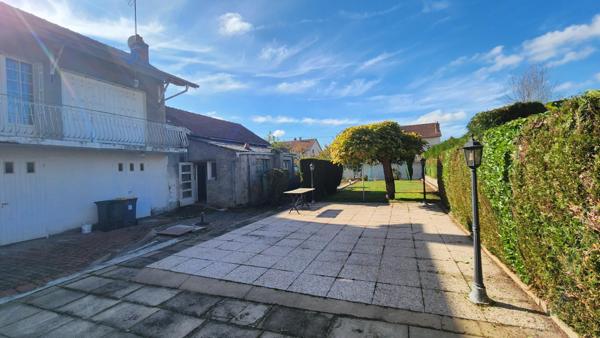 Ensemble de bâtiments mixtes composé d’un T5, de deux T3 et d’un commerce libre — une structure complète, modulable et stratégiquement située.