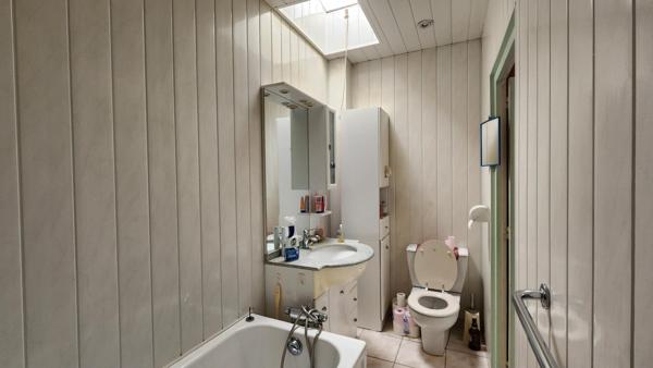 Ensemble de bâtiments mixtes composé d’un T5, de deux T3 et d’un commerce libre — une structure complète, modulable et stratégiquement située.