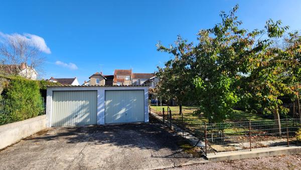 Ensemble de bâtiments mixtes composé d’un T5, de deux T3 et d’un commerce libre — une structure complète, modulable et stratégiquement située.