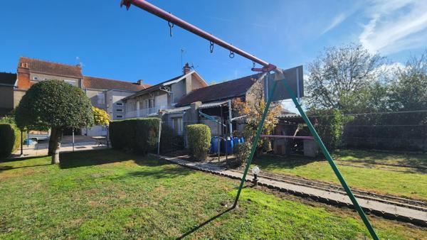 Ensemble de bâtiments mixtes composé d’un T5, de deux T3 et d’un commerce libre — une structure complète, modulable et stratégiquement située.