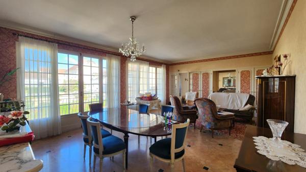 Ensemble de bâtiments mixtes composé d’un T5, de deux T3 et d’un commerce libre — une structure complète, modulable et stratégiquement située.