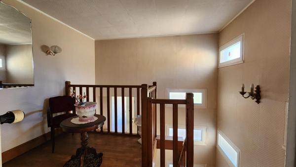 Ensemble de bâtiments mixtes composé d’un T5, de deux T3 et d’un commerce libre — une structure complète, modulable et stratégiquement située.