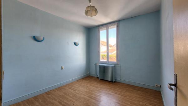 Ensemble de bâtiments mixtes composé d’un T5, de deux T3 et d’un commerce libre — une structure complète, modulable et stratégiquement située.