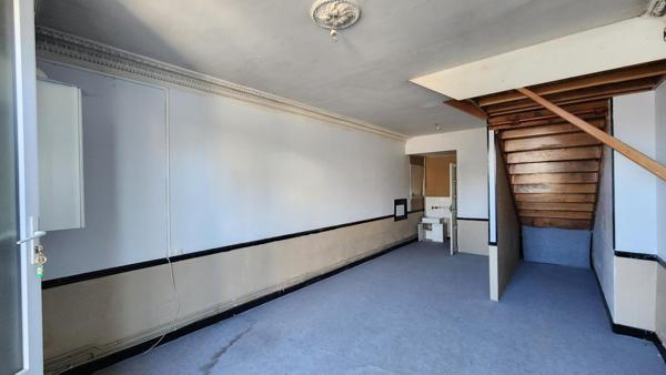 Ensemble de bâtiments mixtes composé d’un T5, de deux T3 et d’un commerce libre — une structure complète, modulable et stratégiquement située.