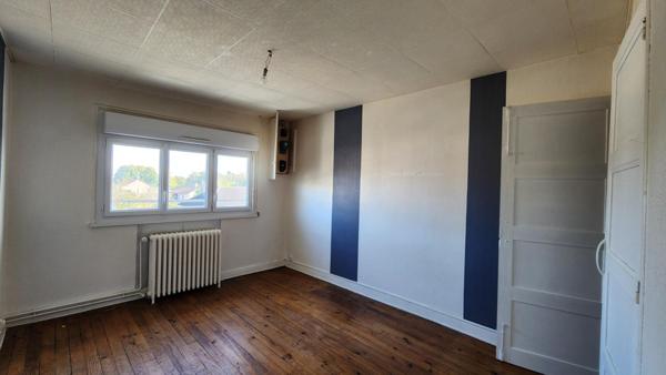 Ensemble de bâtiments mixtes composé d’un T5, de deux T3 et d’un commerce libre — une structure complète, modulable et stratégiquement située.