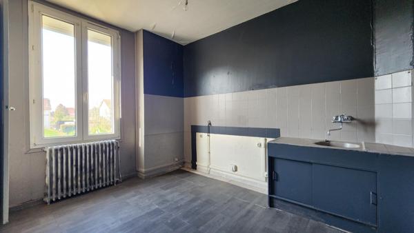 Ensemble de bâtiments mixtes composé d’un T5, de deux T3 et d’un commerce libre — une structure complète, modulable et stratégiquement située.