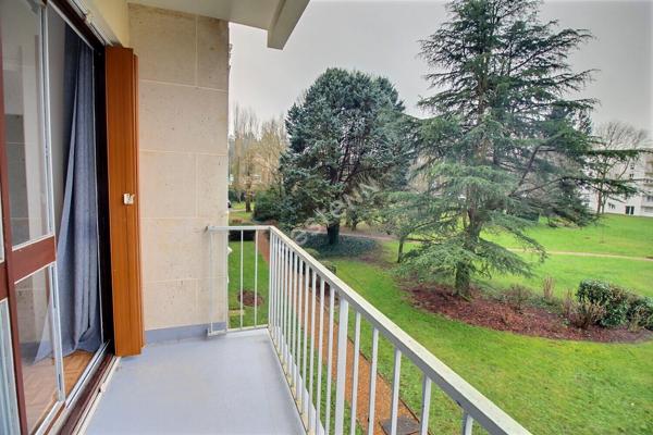 Appartement F2 à EPERNON gare à pied avec balcon et cave